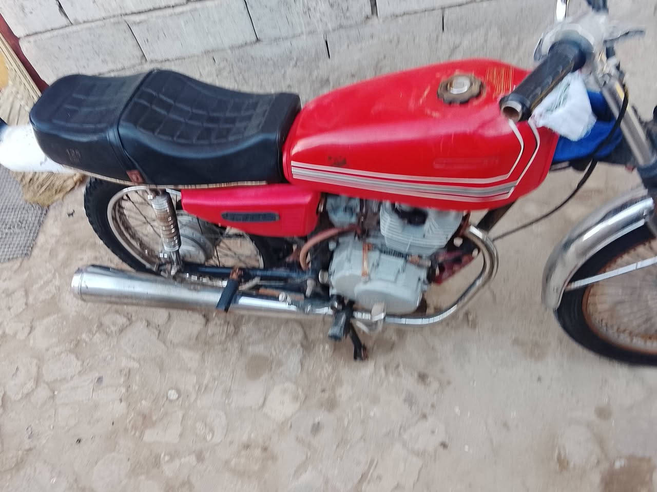 السلام عليكم دراجه للبيع كلك دراجه نظيفه 19 محركها شاصيه 19 دراجه برغي ما ناقصها السعر 275 وبيها مجال مكان الديوانيه ***********
