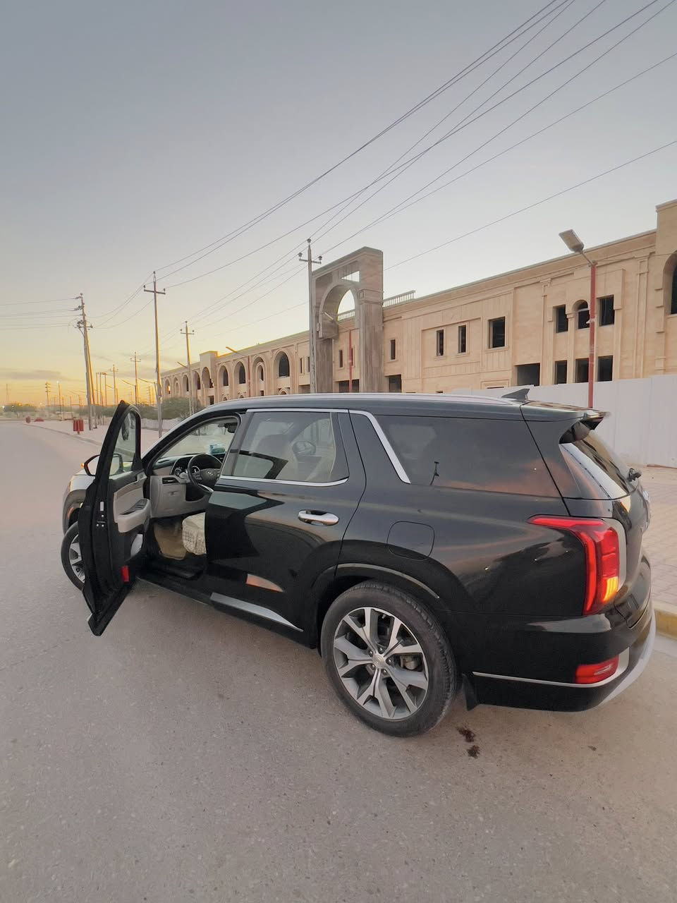 السلام عليكم 
هونداي بالسايد 2022  امريكي
فول مواصفات واحد ع واحد 
مكفوله كفاله عامه حادثها بس دعاميه بسمي رقم بصره
محرك 6 سلندر 5 كامرات بانوراما تبريد 3 قطع وباقي المواصفات معروفه مكان السياره بصره سفوان للتواصل ***********
