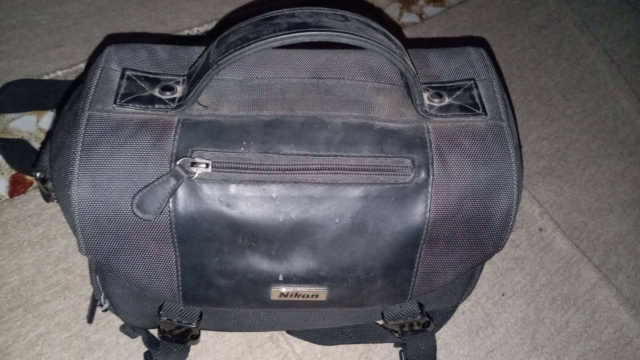 كامرة نيكون d5200 مع جنطة وشاحنة وبطارية بيها فطر بس مو قوي وتكدر تسويه بصمغ وميأثر وشغالة مابيها اي خطر وعدسته الأصلية وفرشاة لتنظيف العدسة ورام ٢ كيكا
مع بيت رام
بيها تعديل فلاتر داخلي صورة ذات جودة واضحة
مكاني بابل مركز توصيل ماعندي
مستعملة شهرين أو ٣ أشهر فقط


**إذا كنت صاحب هذا الإعلان وتريد حذفه لأي سبب، رجاءا أرسل رسالة إلى الدعم الفني**