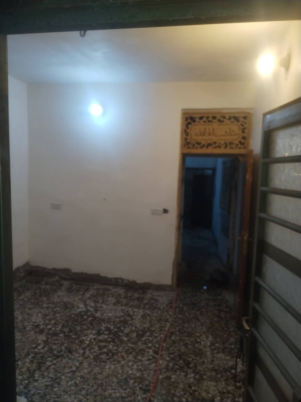 نص قطعه للبيع منطقه الاستكشافات بضهر بانزين خانه الابتسام خامس فرع غرفه واستقبال ومطبخ وصاله وملحقاته صب مسلح ٧٢ متر رقمي *********** واتساب
