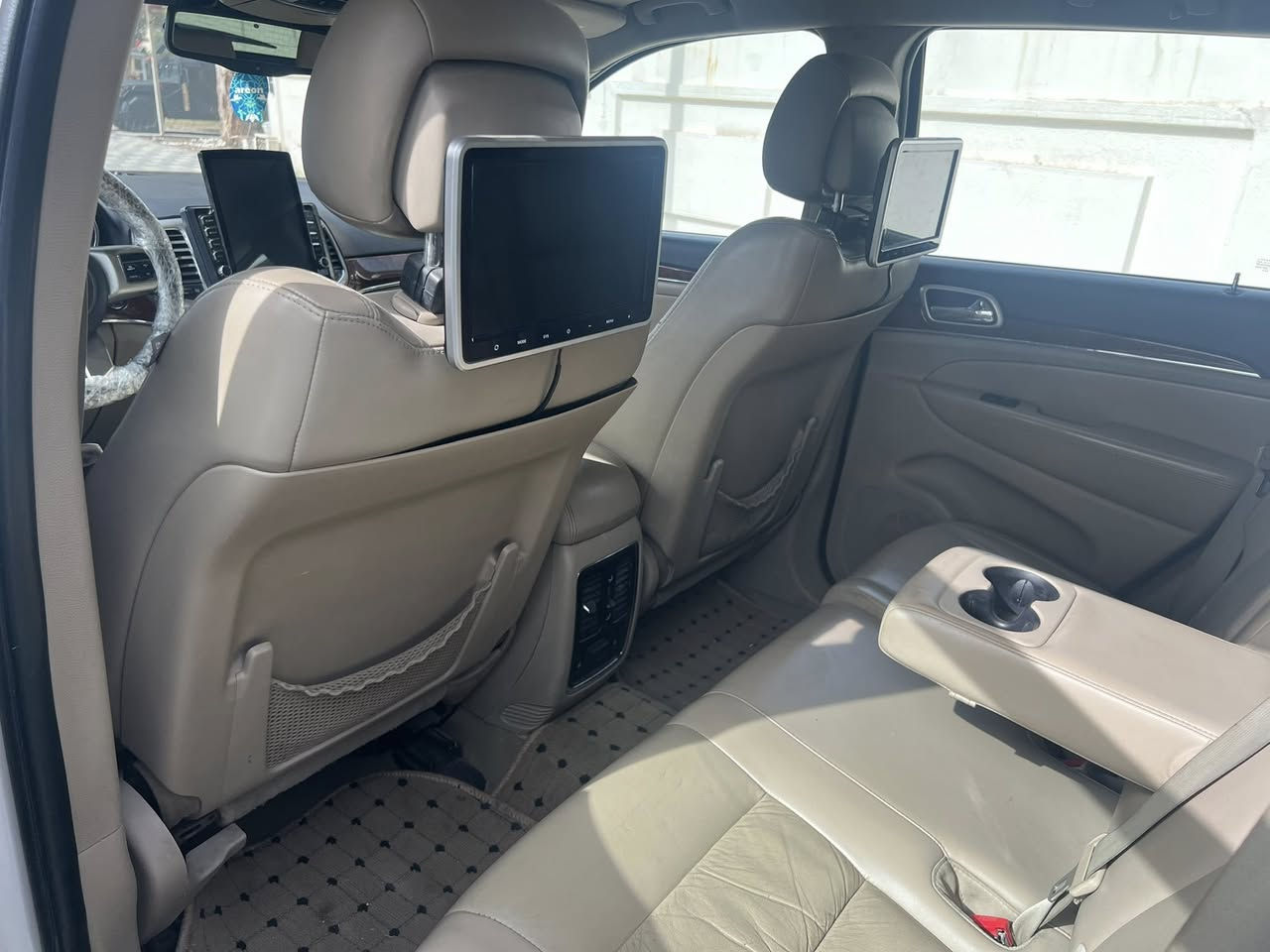 السلام عليكم@جيب 11فول جلدداخل عسلي بسمي رقم دولي السيارة كلين بس كار بالباب الخلفي كير مكينه لك تخم تاير جديد صدر خلفي امامي جديد السعر 185 وبيهه مجال العنوان بغداد المنطقه الخضراء هاتف ***********
