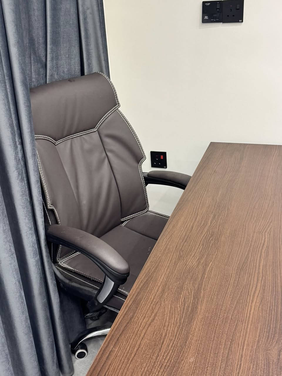 للبيع ميز و كرسي متحرك كلش جديدات سعرهن 325 الف   (***********)
