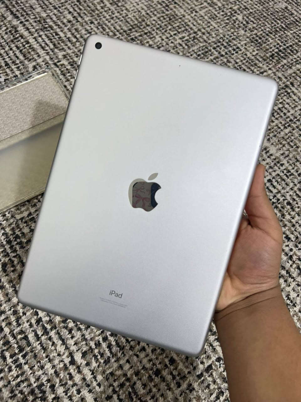 الذاكرة: 64 جيجا.   ايباد 9

الحالة: الجهاز بحالة الوكالة، ما مفتوح ولا داخل تصليح نهائياً.

الملحقات:  كفر

السعر: 225
 ألف (وبي مجال طيب للشراي).


**إذا كنت صاحب هذا الإعلان وتريد حذفه لأي سبب، رجاءا أرسل رسالة إلى الدعم الفني**