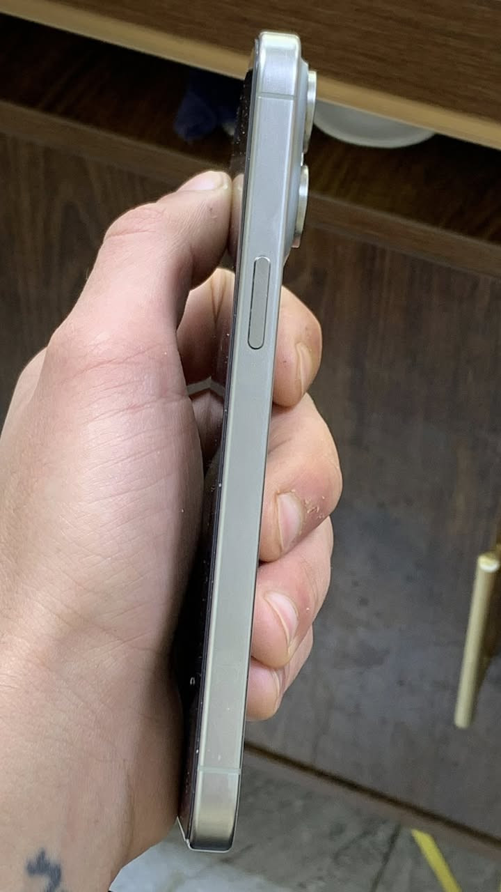 سلام عليكم
ايفون 15 برو ماكس 
فول نظافة مكفول من كلشي 
شرق اوسط 
بطارية 89 
سعر 1025 وبي مجال جداً بسيط 
غراضه كامله بدون شاحنه 
*********** 
بغداد سيديه
