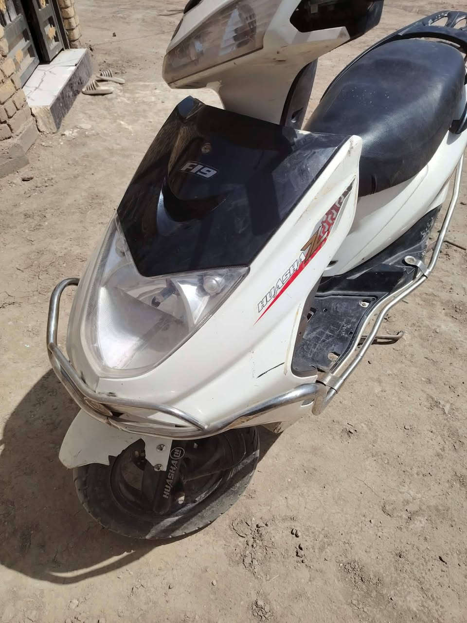 للبيع شقاله وتمشي وين ماتريد
الدراجه بيها دخان بس تمشي طبيعي
مابيها اي نقص بس دكمه السلف مرات توكف والباقي كفاله
الدراجه جاهزه من ناحيه كهربائيات واناره واشاير ونهضه حلوه شقاله سلف هندر مابيها 
للاستفسار ***********
