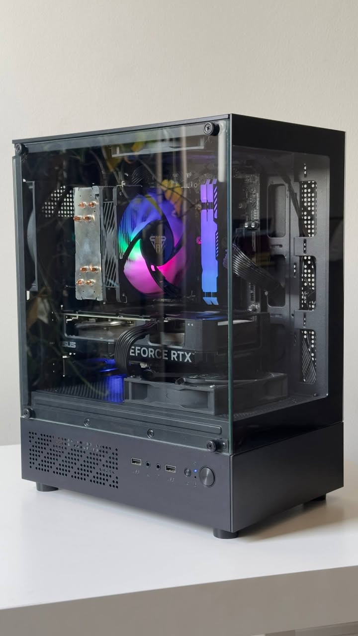 تجمعية + شاشة 
• CPU: Intel Core i5 12th Gen (F-Series)

• GPU: ASUS GeForce RTX 4060 OC 8GB

• RAM: 32GB DDR4 (3600MHz).

 

• Motherboard: MSI H610 DDR4

 

• Power Supply: 650W 80+ Gold

 

Storage: 1TB NVMe M.2 SSD (Up to 1GB/s Transfer Speed)

• CPU Cooler: Mass Cool Air 

Cooler

• Case: Sumtx Mini Case

• 3× Mass Cool Fans

• Network Card: Cudy AX3000 Wi-Fi 6 + Bluetooth (PCIe)

temperature under load does not exceed 75°C

شاشة gigabyte 

حجم 24 

Full hd 

165hz 

السعر مليون و 200 وبيها مجال للشراي 

واتساب ***********
