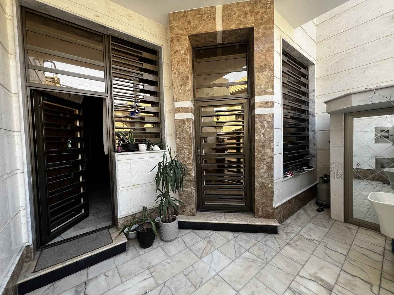 دار للبيع المساحة 103 متر  
بناء حديث  درجة اولى 2023 على شارع عريض
التفاصيل
واجهه 6.20
نزال 16.65
4 غرف نوم 
ارضيات مرور 

للاستفسار 
***********
