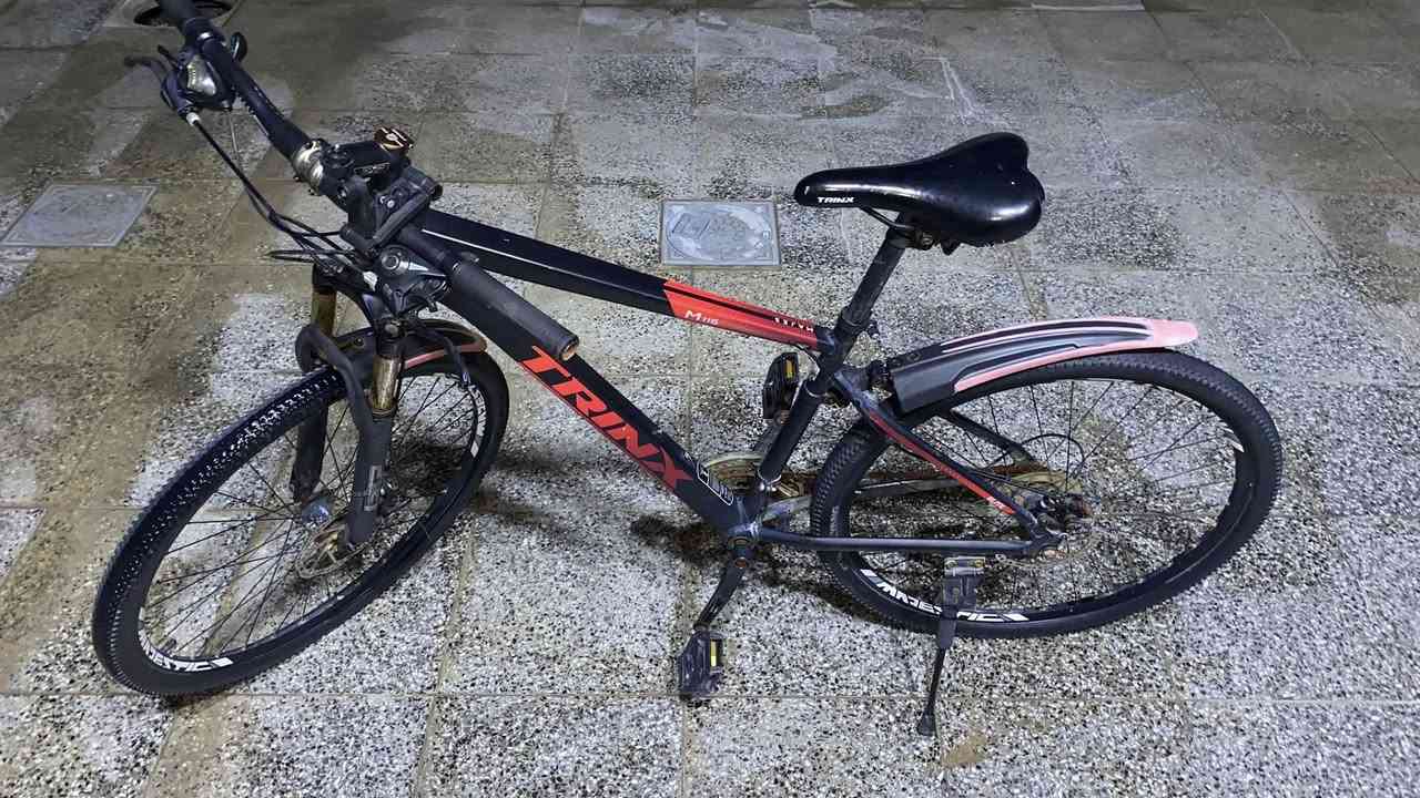 السلام عليكم للبيع TRINX نضيف 
المواصفات:
فريم الومنيوم
كاوتش kenda
فرامل ديسك
طقم سرعات shimano
7 سرعات خلفيه
3 سرعات اماميه
ترس وكرنك الومنيوم
كفف بدال الومنيوم
مساعد امامي
مقاس الكاوتش 26
السعر :140 وبي مجال مكان بصره ابي الخصيب 
***********
