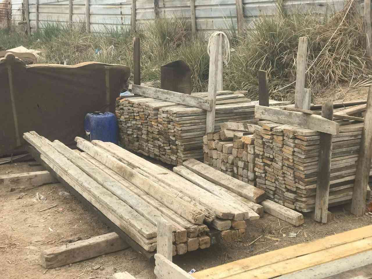 خشب للبيع لوح طول 4متر مكعب جديد +سير +مقاصير العدد الكلي مكعبين.   السعر مناسب  ‏‪***********‬‏
