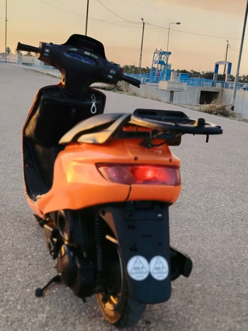 سلام عليكم شباب دراجه فراشه فحل الون برتقالي  للبيع مكينه لاتبخير ولا تنقيص مامفتوحه
كهربائيات شغاله باتري جديد نكره سلف  لايت اشاير بك لايت كلها شغاله  مكينه خير من الله 
مكان الدراجه 🏠 الديوانية 
قضاء غماس 
السعر 💵 450 وبيها مجال للطيبين 
للاستفسار اكثر اتصل ***********
