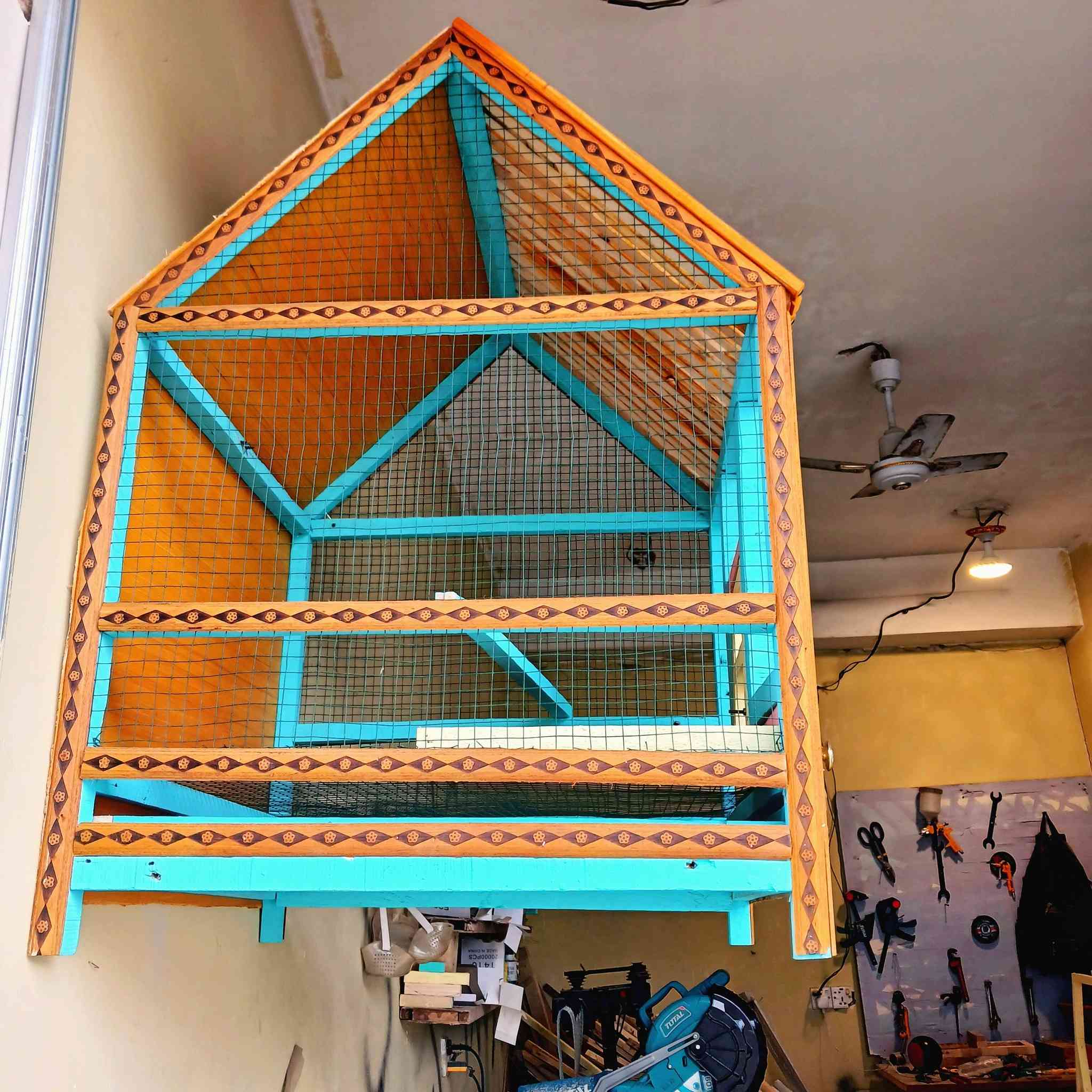 قفص الكوخ بتصميم مميز
شغل الجديد تزكام خشب الجاوي 
الارتفاع  85 سانتي
العرض 60سانتي 
النزال 60
مجر تنظيف 
مجر الكل 
العنوان بغداد حي السفير العبيدي
السعر خاص 
رقم الهاتف 📱 *********** 
متواجد واتساب
