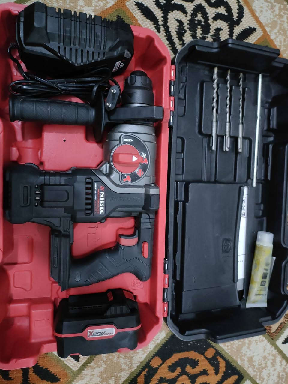 السلام عليكم  للبيع دريل بارك سايد البطاريه 20V  والشاحنه الاصليه ام البنكه  ولييزر بوش الله شاهد   ما مستخدمات  واصليات وسعرهن مناسب *********** اتصل وتدلل
