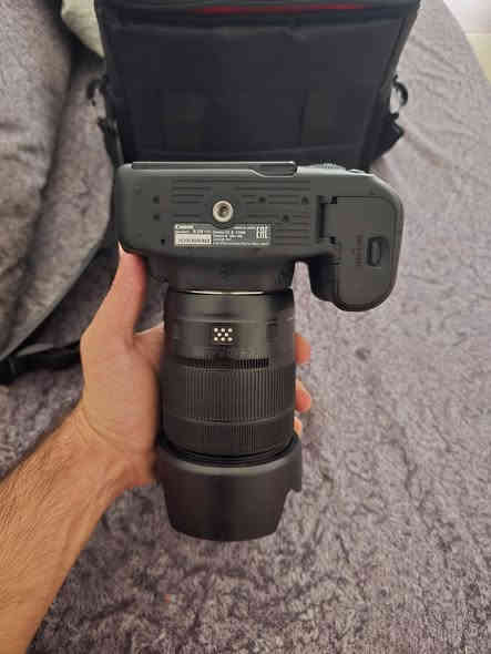 كانون 90d مع عدسه 18.135
نظافتها 95% نظيفه جدا السعر مليون و 225الف
*********** توصیل متوفر
