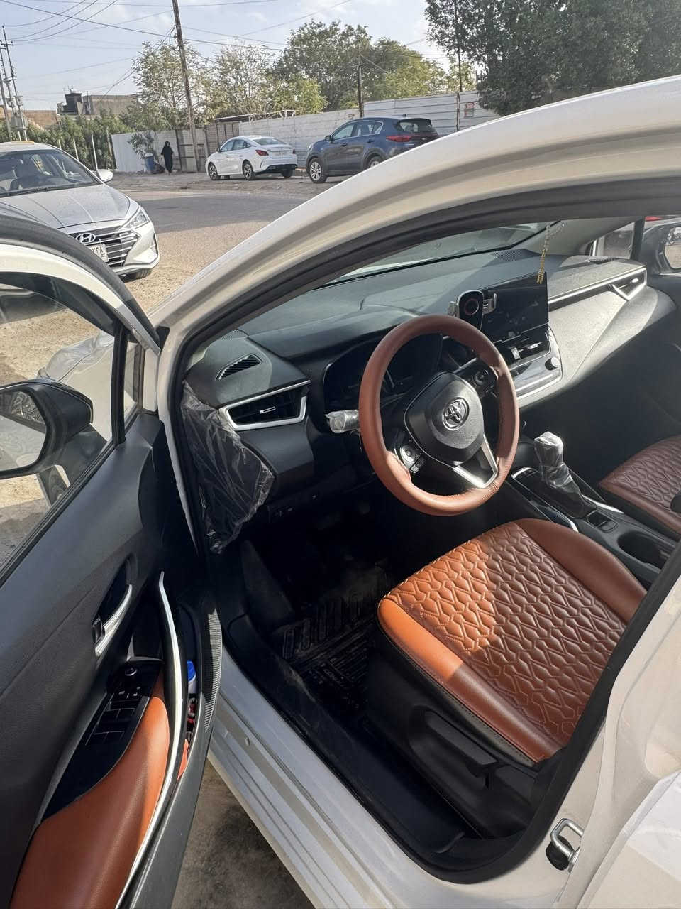 سلام عليكم كورلا هايبر  للبيع موديل 2023 سياره انضف من الصور ماشيه 52 سابقا جانت زيرو بَسہ صار بيه بارد بجملغ الخلفي من مثل ما موضح بصوره هزه سنويه كله جديد 2030  تخم  تاير جديد سعر 140 وبيه مجال بسيط مكان سياره بغداد البياع شارع الضغط الرقم ***********
