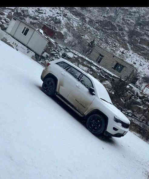 السلام عليكم 
جيب 2019 
خليجي وكاله ليث العبيدي 
Upland 
Black top
*ماشيه 97 الف كيلو 
*حجم المحرك :3600( 6 سلندر ) 
*فتحه سقف 
*ماوس وضعيات قياده الفور ويل 
 *كير 8 سرعات 
*بصمه دخول
*تحكمات ستيرن  
*اناره ترحيب 
*غرفه السياره :جلد عسلي 
*الكشنات الاماميه كهرباء 
*تدفئه ومساج 
*شاشه كبيره  
*حساسات امامي وخلفي 
* رادار جانبي وخلفي مانع للتصادم
 *اوتو ستوب 
*كاميره خلفيه
*لد امامي + زينون بلادي + زراك لايت
*دبل هوك امامي
*قطعتين تبريد
* نظام ايكو 
* مري شفط كهرباء
للتواصل 
***********
