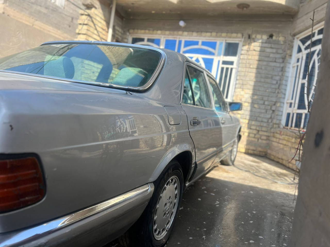 اسلام عليكم سيارة للبيع مارسدس موديل 84 جانبو رئاسي مكينة ثنين ونص بطة  كشرتة حلوة مثل ماموضح  كهربائيات شقالة  للتصال  ***********
