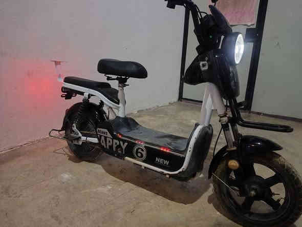 پاسکیلی شەحن بۆ فرۆشتن
تەنها پاتریەکانی خراپن ئیتر بێعەیبە ئەوەش ڕەقەمی خاوەنی
***********
