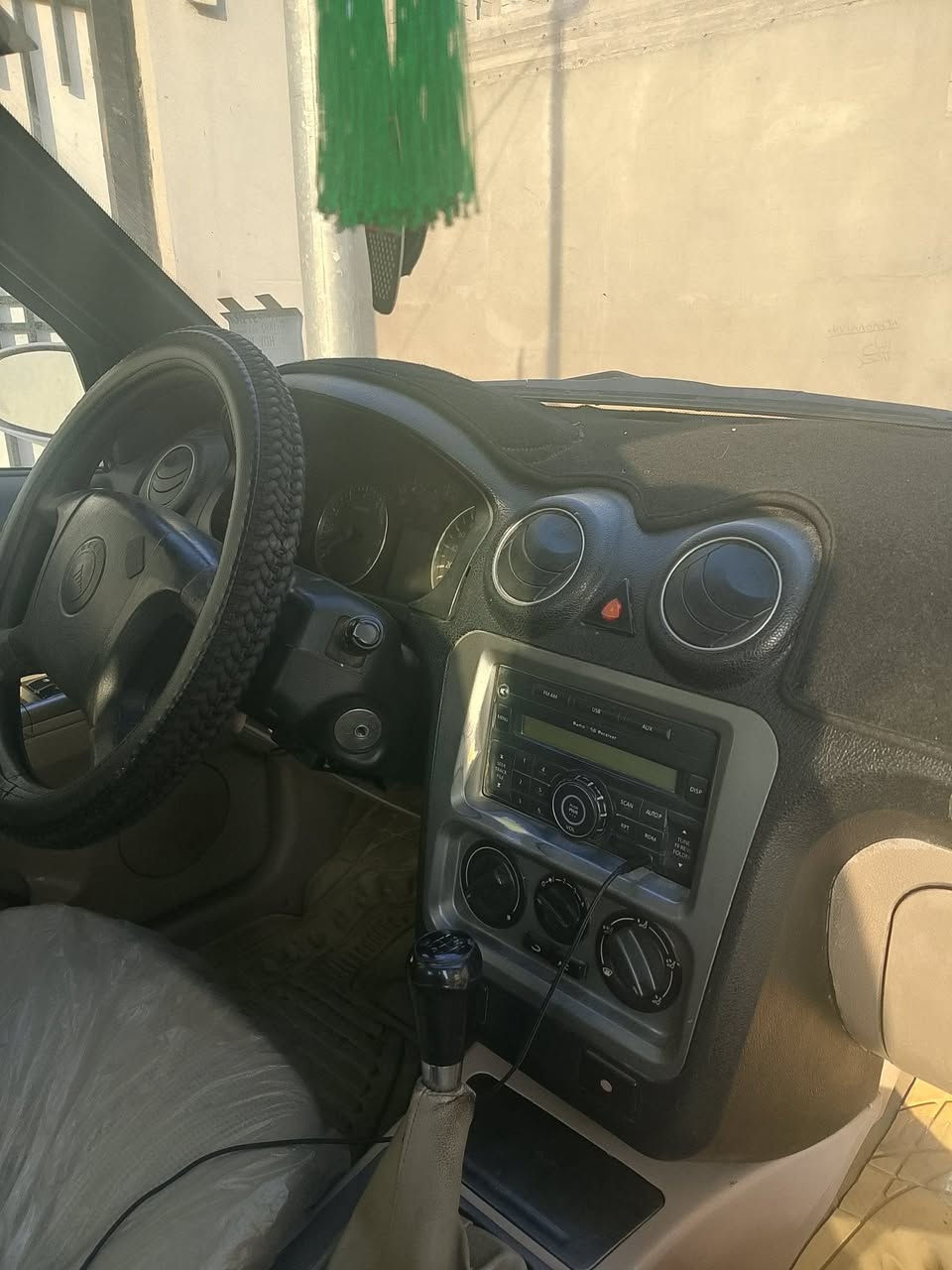 جيلي سيكي للبيع 
موديل 2013
صبغ دئر
محرك كير شرط
رقم انكليزي سيارة بسمي شرط التحويل
للستفسار ***********
