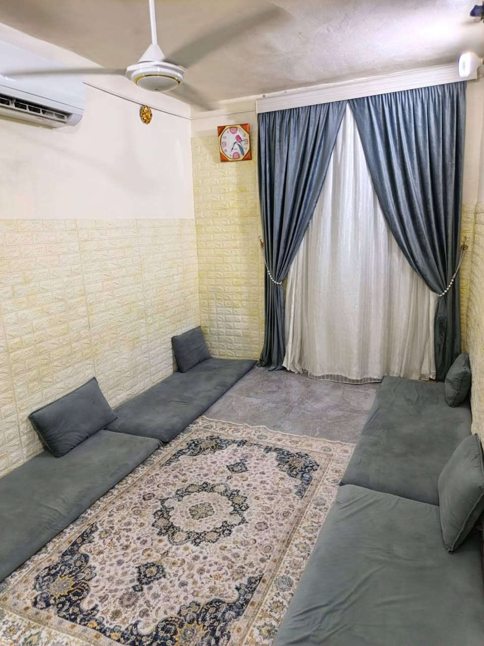 سلام عليكم بيت البيع مساحه 54 متر بحي شهداء شارع 8 بكفه تجاري موقع مميز بكفه مجمع سومر طابقين يحتوي بيت عل غرفتين مطبخ صاله ستقبال مجموعات صحيات سعر 65 بي مجال تصال او وتساب او خاص ***********
