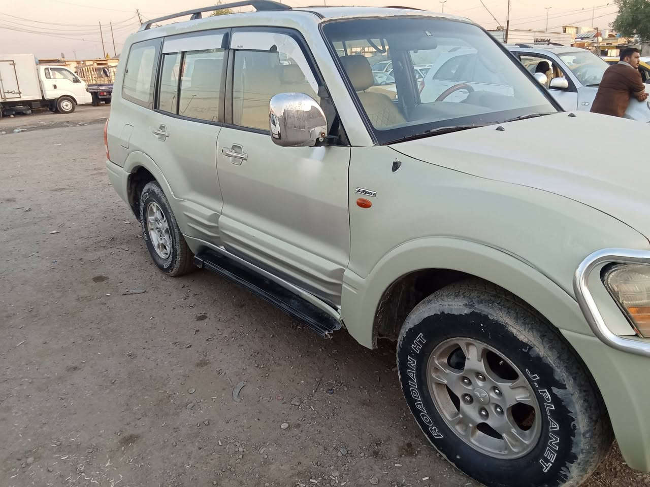 السلام عليكم للبيع باجيرو موديل 2002 جاهزه مكفولا من ضربه فقط جاملغ امامي مبدل كير محرك كفاله كلها عل بلاد لونها رصاصي وجارده فور ويل خليجيه فول مواصفات فتحه كلث قطع تبريد سبعه راكب صدر نضيف رقم بغداد نكليزي تحويل مباشر مكاني بغداد السعر 60 الاستفسار اتصال او مراسلا خاص ***********
