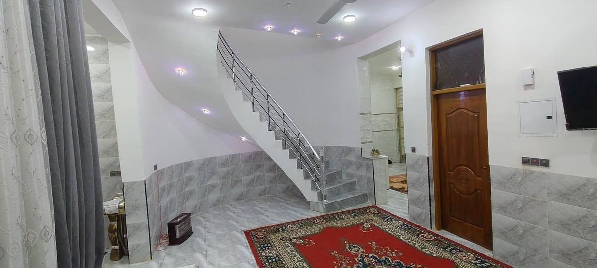 بسم الله... للبيع بيت في الموقع العسكري ال 8000 ملحق التربيه بنص لبناء ماء كهرباء خلف عمارت كاضم لحجامي ثالث قطعه عن لركن وعن شارع 30التجاري عرض لشارع 12...  المساحه 200م طابق واحد بناء حديث 2026 البتلو رفت كامل مسلح البيت يحتوي على غرفتين نوم 5×4
+صاله 7×4 وربع +ستقبال 6ونص×4 +مطبخ بارد5×4 +مطبخ حار 3×2
صحيات خارجيه وداخليه.. ويحتوي على محل 3×3... السعر 120وبيه مجال بسيط ***********
