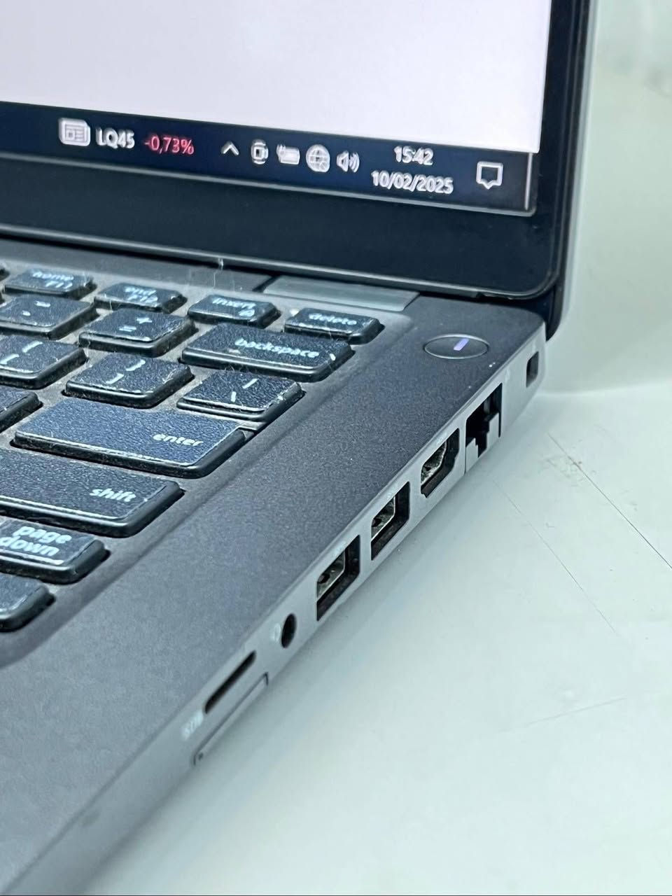 🔥🔥 لابتوب DELL Latitude 5400 + هدية ماوس وماوس باد+ شاحنه اصليه 🔥🔥
💻 المواصفات والميزات:
1️⃣ المعالج: Intel Core i5 – الجيل الثامن
سريع وكفوء، يخلّيك تشغل برامج متعددة بدون تهنيج ويستحمل الشغل والدراسة بكل سلاسة.
2️⃣ الرام: 8GB DDR4
يسمح لك بتشغيل أكثر من تطبيق بنفس الوقت، مثالي للدراسة، تصفح الإنترنت، وبرامج الأوفيس.
3️⃣ الهارد: 128GB M.2 SSD
تشغيل الجهاز والبرامج يكون خلال ثواني، سرعة نقل الملفات عالية جداً مقارنة بالهارد العادي.
4️⃣ الشاشة: 14" لمس
شاشة لمسية واضحة ومريحة، تجربة رائعة للتصفح والعمل، وحجمها مناسب للسفر والدراسة.
5️⃣ كرت الشاشة الداخلي: 4GB Intel
يدعم تشغيل البرامج الخفيفة والألعاب البسيطة، مناسب للعمل اليومي والفيديوهات.
6️⃣ البطارية: جديدة 🔋
تدوم لساعات طويلة، تشتغل معك بدون الحاجة لشحن مستمر، مثالي للدراسة والتنقل.
🎁 هدية مجانية: ماوس + ماوس باد+ شاحنه اصليه
لتجربة استخدام أسهل وأريح، خصوصاً إذا تحب تشتغل أو تلعب براحة أكبر.
💰 السعر: 260,000 دينار فقط
📍 متوفر حالياً – الكمية محدودة
📩 للتواصل:
واتساب / اتصال 📞
***********
