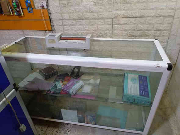 سلام عليكم
غراض محل للبيع باترينه 
ميز صيانه مع مجهر 

قالعه شاشات جهاز كبس هويات 

عارضات مع 100جنكال

*********** 
متواجد واتساب
