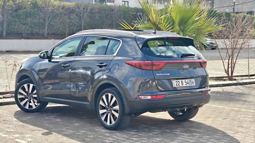 كيا سبورتاج 2018 خليجيه 
ماشيه 95الف كيلو 
بانوراما 
كشنات جلد 
كاميره 
ويل كب وطخم تايرات جدد
رقم اربيل وسنويه جديده لحد 2029
مكفوله من الصبغ والتعديل والتبديل 
بيه رصعه بالباب ومامصلحه تتعدل على بارد 
سياره نضيفه كلش وادمه كامل مسويلها 
كير ومحرك ممفتوح كلشي بشرط بيها 
سبير منازل 
العنوان اربيل 
***********
*********** أربيل, العراق
