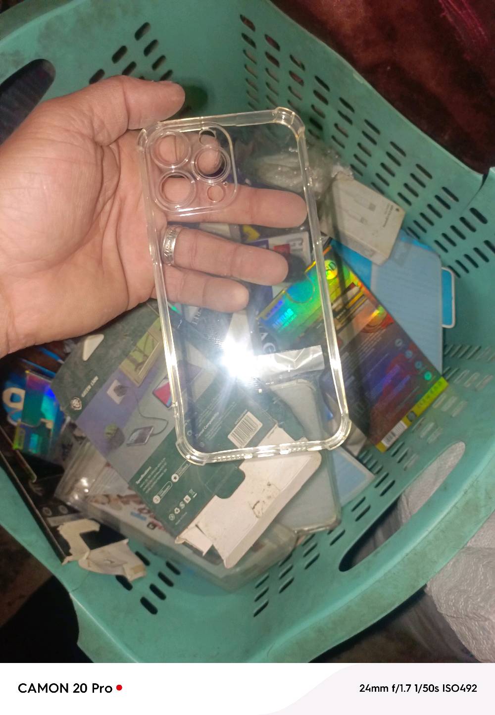 حافظات كمية وكيبلات وشواحن مال أيفون وكراتين فارغة مال أيفونات 
بيع شلع أو قطع أقل بيع 50قطعه وفوگ
العنوان الشعب سبع قصور 