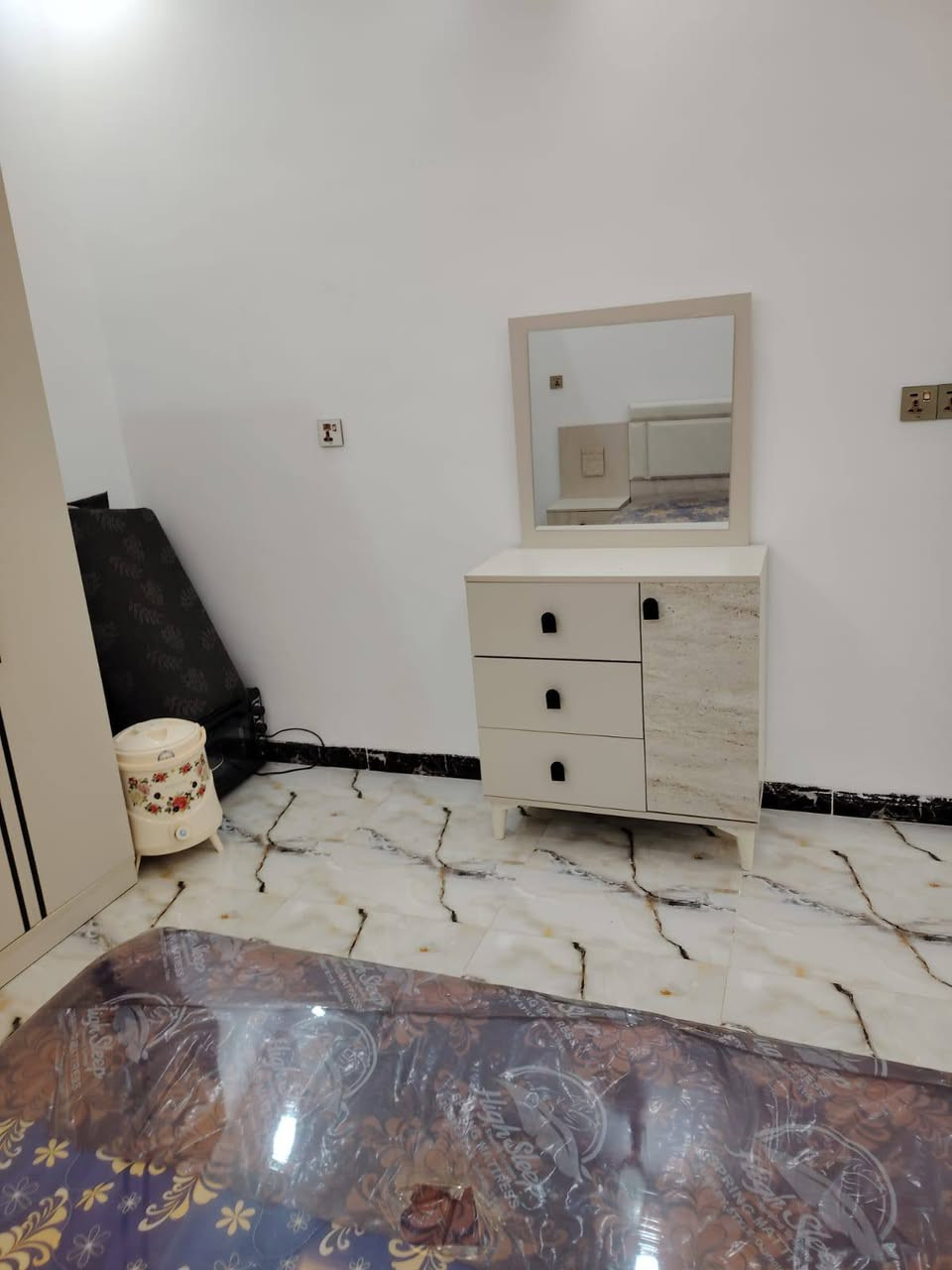 الغرفه البارحه اشتروها بس معجب العروسه ويردون يبيعو مثل متشوفوها بس شدو فارغه ودوشك بجيس الغرفه يوم واحد بس ماخذي سعرها 550 ويه دوشك  ***********
