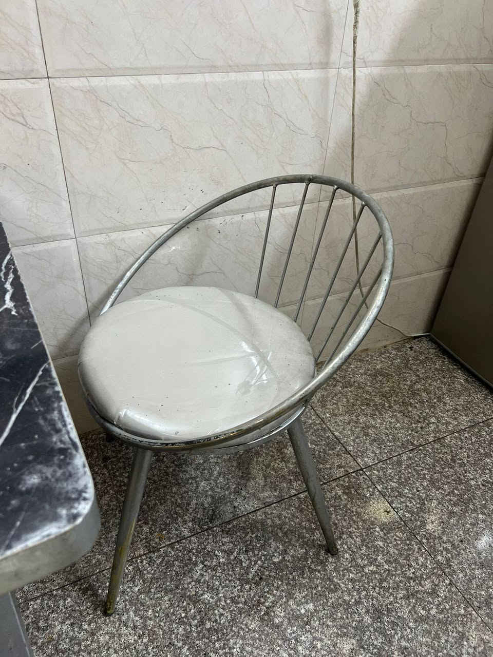 من رخصة الأدمن ميز مطبخ مرمر  و ٤ كراسي للبيع .. ايضا ميز مطبخ للبيع وبأسعار مناسبه الأتصال على الماسنجر او بالرقم  *********** بي واتس اب المكان .. الأول حي العامل والثاني كراده داخل
