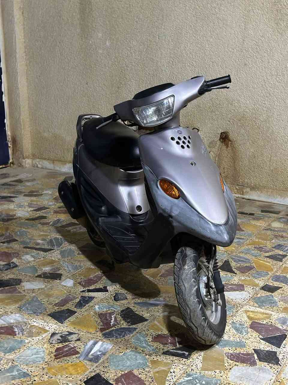 سلام عليكم العزاز دراجه ام9للبيع جديده صالها فتره من طالعه من لوكيل دراجه كلش نضيفه للبيع ب900 وبيها مجال وهاذ رقمي ***********
