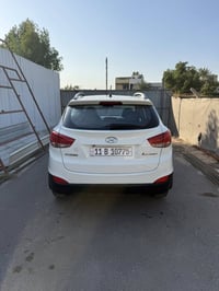 توسان 2011 رقم بغداد  بيها مكانات بارد وصبغ جزء بالباب الخلفي عكس السا...