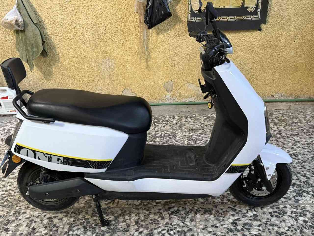 السلام عليكم دراجة شحن للبيع نوع بوليس من شركه ONE   6بطاريات تشغيل اسويج و بصمه و تشغيل عن بعد قدرة المحرك 2000 واط بطاريه ليثيوم سعه 30Ah-20 سرعه 80 الحقيقي 65 تقطع مسافه 70-80 كم حجم التاير 12 انج بريكات امامي دسك و خلفي دسك او درم LED امامي و خلفي اشارات يمنى و يسرى كلشي شغال بيها تحمل وزن 150-180 كيلو مقاومة خفيفة للماء كفاله عامه مثل ما تشوف بل صور نظيفه استمعال شهر واحد سعرها ٧٢٥ الف و بيها مجال بسيط للشراي
العنوان:مدينه الصدر الكياره 
الاستفسار:***********
موجود واتساب و فيس بوك فقط
