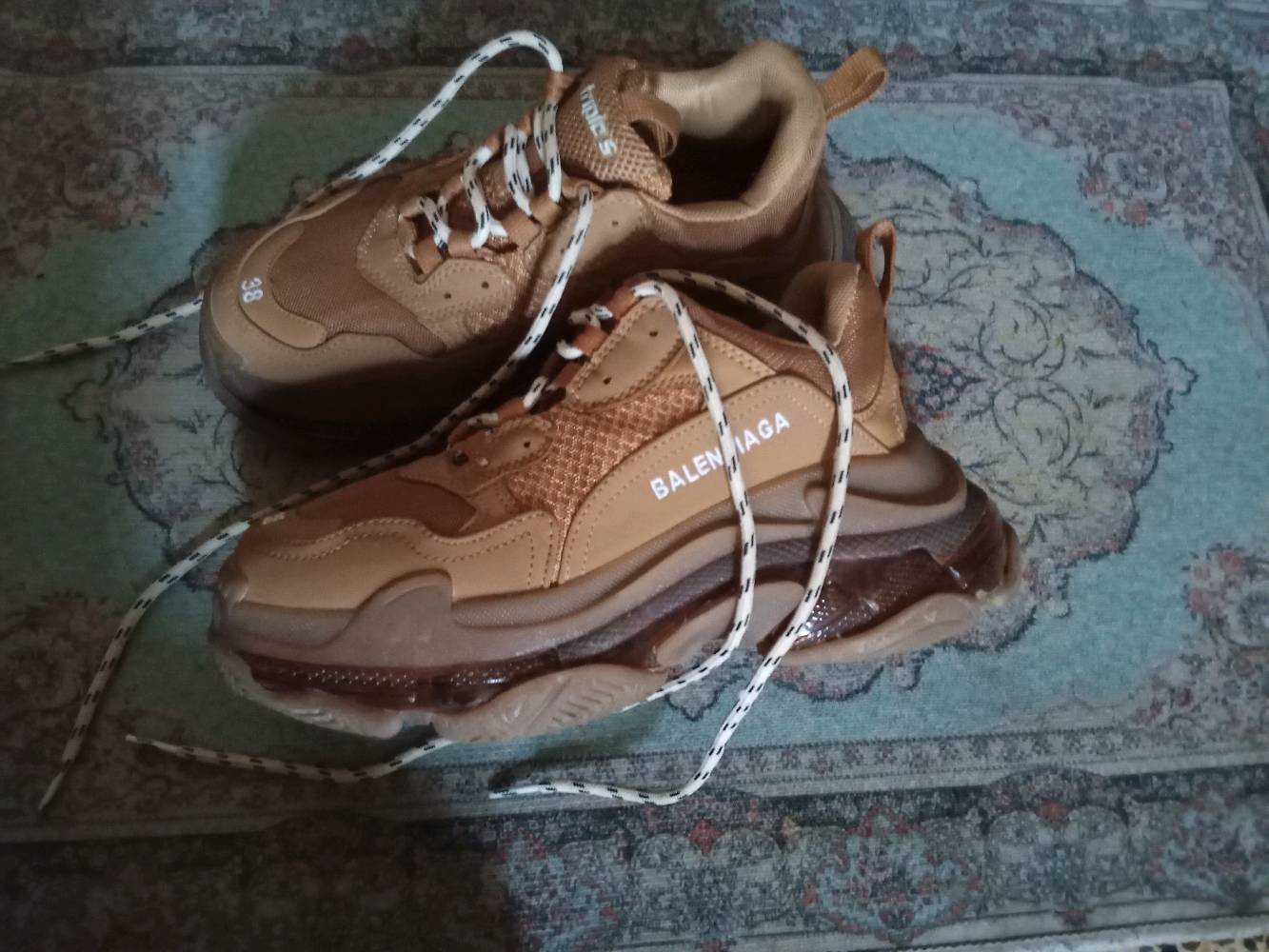 حذاء رياضي الجنسين.