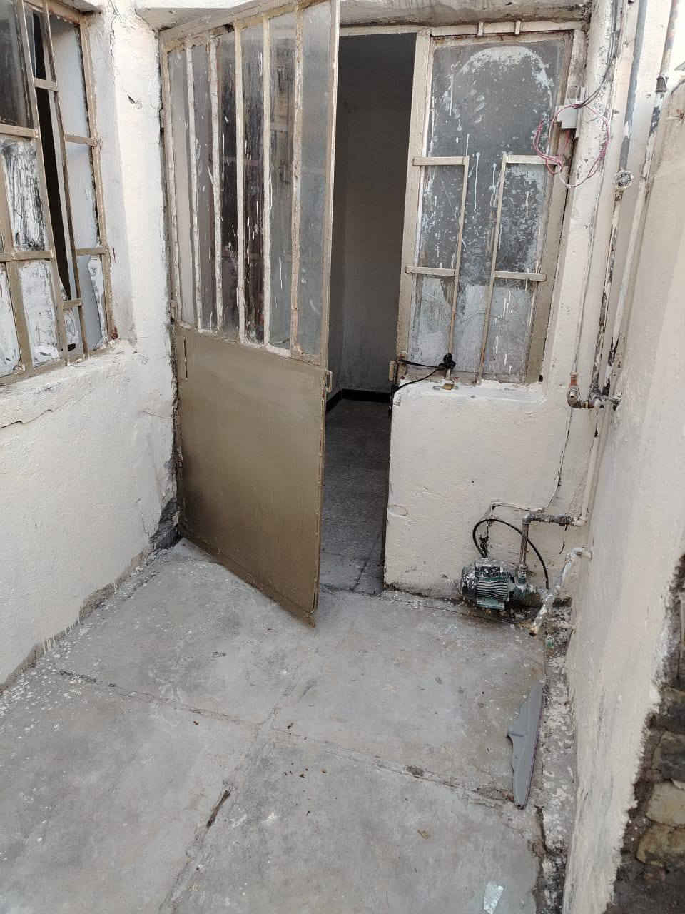 بيت للايجار بالدورة شارع 60 
مقابل افران اليسر 
استقبال ومطبخ ومنافع وغرفة نوم وكراج صغير 

للايجار ب 250 قفل 
للأستفسار ***********
