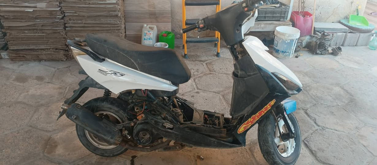 السلام عليكم دراجه fs مكينه ماكس مافتوحه الدراجه شغاله بس انه ابيع كوم حديد السعر 200 الف وبيها مجال قليل المكان ابو صخير الرقم ***********
