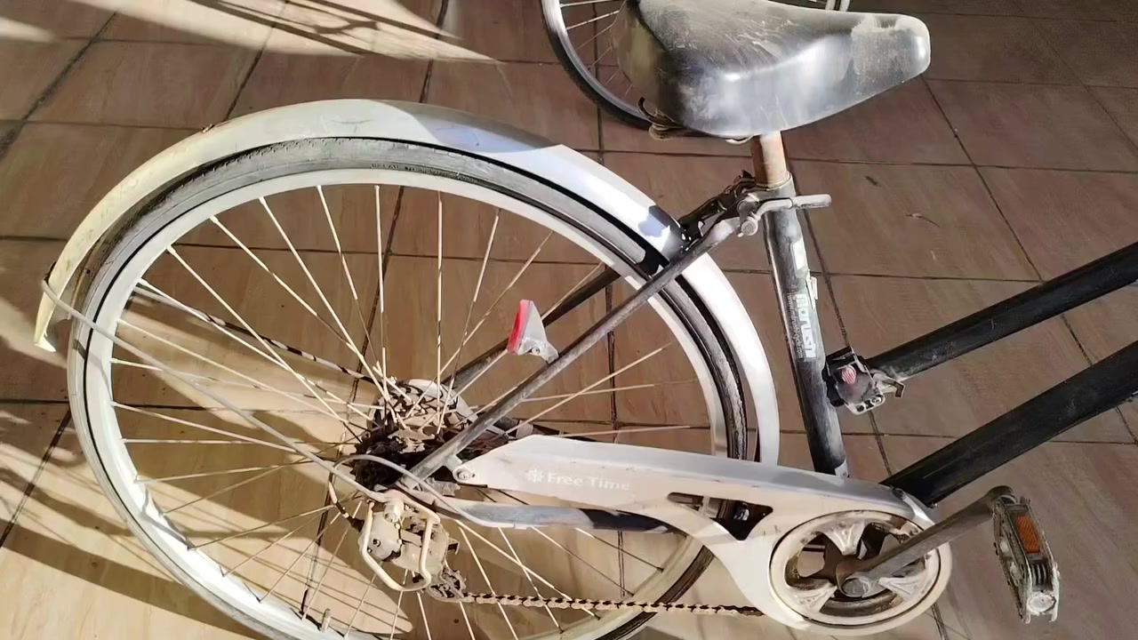 سلام عليكم
بايسكلات عدد 2 گير عگرب نضيفات جدا حجم 26  و 27   شغاله كامله فقط نقص تايرات وجوابه
مكاني الشالجيه
 *********** واتساب
