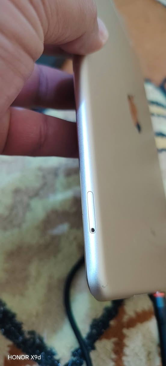 السلام عليكم ايباد برو 10.5 2017 ذاكرة 64 بطاريته 88 جهاز نظافته 90 % ياخذ شريحه ببجي 60 فريم  السعر 250 بي مجال للشراي ***********
