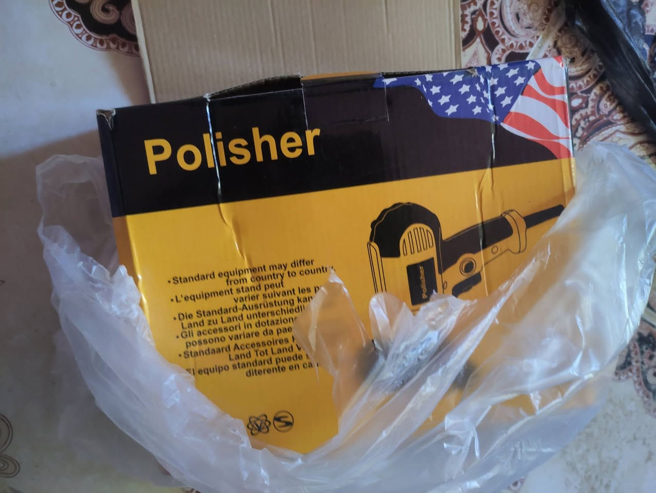 السلام عليكم حاجات للبيع 
1. بيانو إلكتروني قابل للطي (88 مفتاح)
 * الوصف: بيانو "Veetop" ذكي وعملي، يمنحك تجربة البيانو الكاملة بـ 88 مفتاحاً مع ميزة الطي لسهولة التنقل والتخزين.
 * المميزات: يدعم خاصية MIDI، مناسب جداً للمبتدئين وللتعليم، ويأتي مع حقيبة حمل وكابل شحن.
 * الحالة: جديد/شبه جديد (بناءً على التغليف الواضح بالصور).
2. ماكينة تلميع (Polisher) - موديل DWE6401
 * الوصف: صاروخ تلميع (بوليسر) قوي بقياس 125 ملم (5 إنش)، مثالي لتلميع السيارات والأسطح المختلفة.
 * المميزات: تصميم مريح لليد للتحكم الكامل أثناء العمل، وتصميم يتحمل الاستخدام الشاق.
 * الحالة: بكرتونتها الأصلية.
3. لعبة "ريسسك" (RISK) الأصلية
 * الوصف: لعبة اللوحة الشهيرة "The Game of Global Domination" للتخطيط الاستراتيجي والذكاء.
 * المميزات: مناسبة للأعمار من 10 سنوات فما فوق، وتدعم من 2 إلى 5 لاعبين.
 * الحالة: نسخة iToy، الغلاف الخارجي بحالة ممتازة.


**إذا كنت صاحب هذا الإعلان وتريد حذفه لأي سبب، رجاءا أرسل رسالة إلى الدعم الفني**