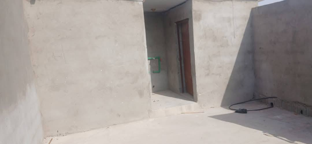 سلام عليكم دونم وبي بيت جبير البيت يتكون من 4 غرف وصاله المطبخ خارجي ديوان طول 13 عوزه لباخ بقيت دونم فارغه بي كهرباء خاصه لك  العنوان شارع الملوه اليربط بين سفوان ولخور حسينيه نواشي يبعد عن شارع تقريب 150 متر وسعره مناسب  للستفسار ***********
