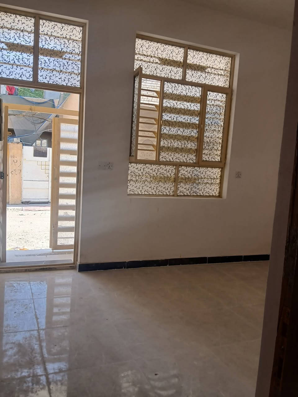 السلام عليكم دار للبيع ٥٠ متره ٥×١٠ طابقين ونصف غرفتين نوم +استقبال+مطبخ+خدمات برا وجوء طابق الثالث غرفه وبيتونه بيت جديد بناء 2025 العنوان الشعب حي البساتين حي الكراد للستفسار اتصل عل. هذا الرقم ***********
