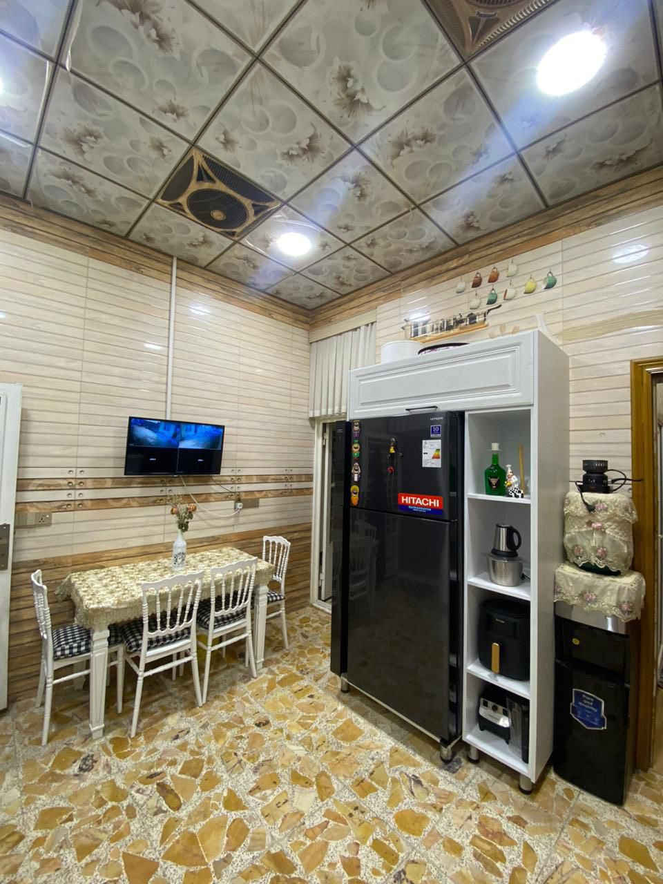 السلام عليكم 
متوفر بيت في كربلاء المقدسة
الهندية قرب شارع الضغط 
قريب ع شارع 
منطقة جميع الخدمات بيهه 
البيت متكون  من طابقين من 
3 غرف نوم
واستقبال 
وصالة
مطبخ حار وبارد 
وحمام خارجي 
وحمام داخلي 
وحمام في الطابق الثاني 
وسطح في الطابق الثاني 
طرمة خارجية

المساحة 120 
بناء حديث

نوع العقار طابو زراعي قرار قاضي سند 25
الاتصال 
رقم الهاتف ***********

مع جميع الأثاث 
السعر 190 والسعر قابل لتفاوض
