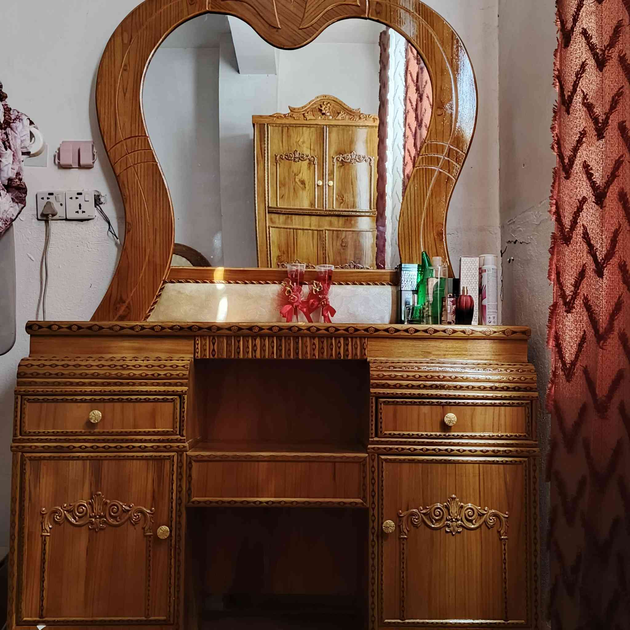 غرفه نوم للبيع داخل وخارج صاج (تسكام) استعمال كم يوم فقط السعر مليونين وبيها مجال  
***********
