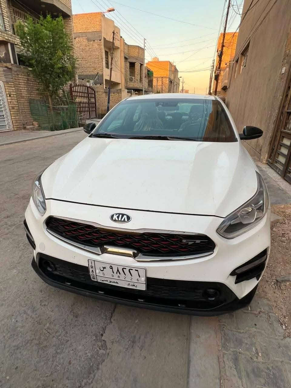 سلام عليكم للبيع كيه فورتي
مديل 2021
ضررها موضح بالصوره 
ويل كب جديد تايرات جديده 
المحرك ١٦٠٠ تيربو GDlاقتصادي جدا
الموصفات فول ماعدى الفتحه
كشن كهرباء
تحكيم ستيرن 
شفتات
حساسات خلفي امامي
كامره خلفي دواره
السعر 130 بيها مجال حك الجيه
العنوان شارع فلسطين قرب الجامعه المصتنصريه
الرقم ***********
