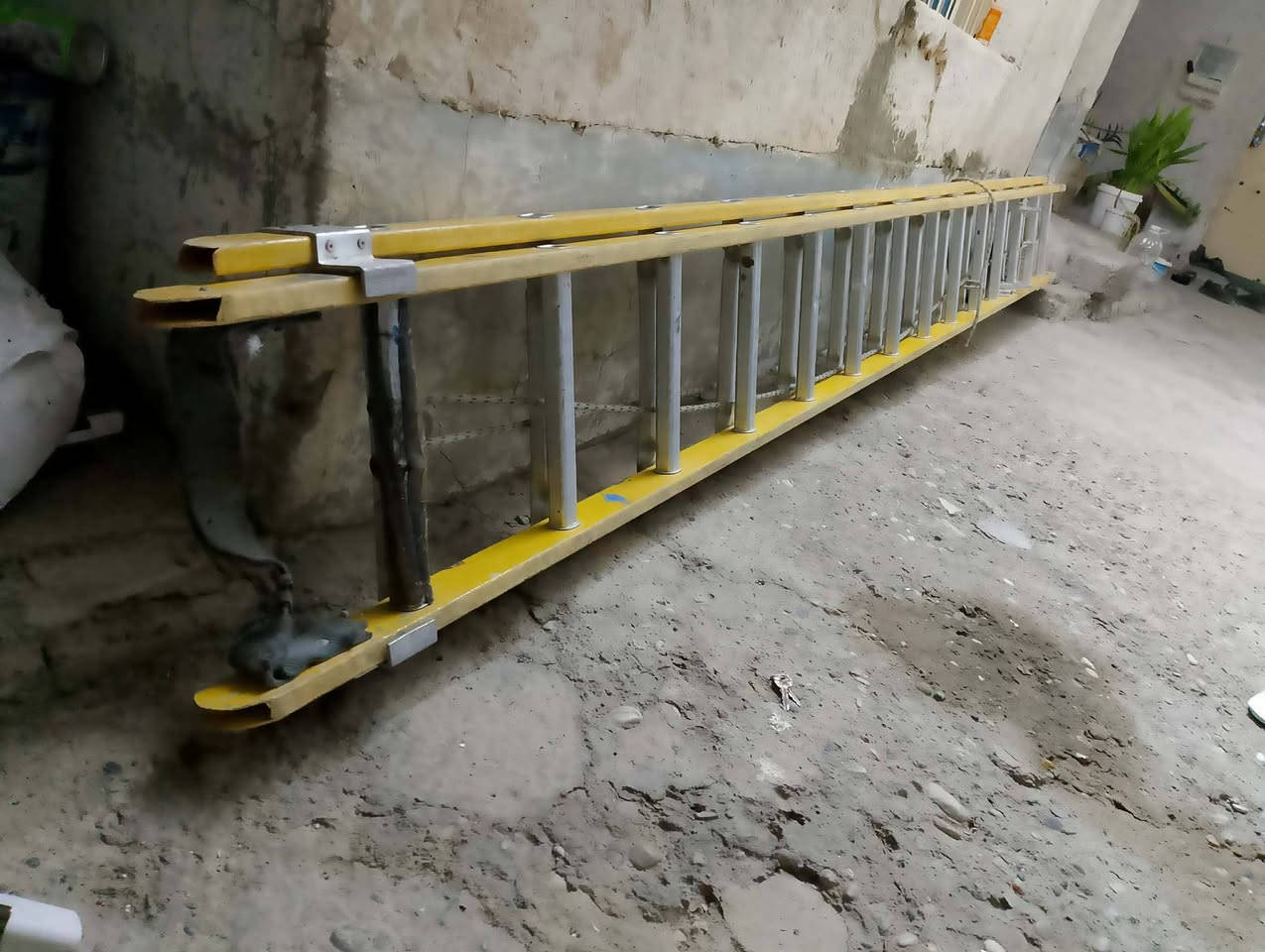 سلم كهربائي للبيع طول 8متر مال شغل نضيف اتصال ***********
سعر 150الف بيها مجال بسيط
