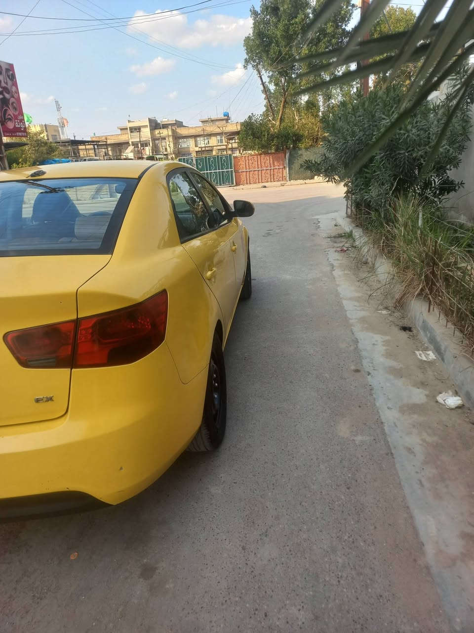 السلام عليكم كيا فورتي موديل 2012 وأرد امريكيا ضربته جمرلغ أمامي والباقي واضح بالصور وموجود سونر ومحرك 2000 كير ومكينه خير من الله سيارة باسمي السعر 80رقم الهاتف *********** غير متواجد على الفيس العنوان بغداد
