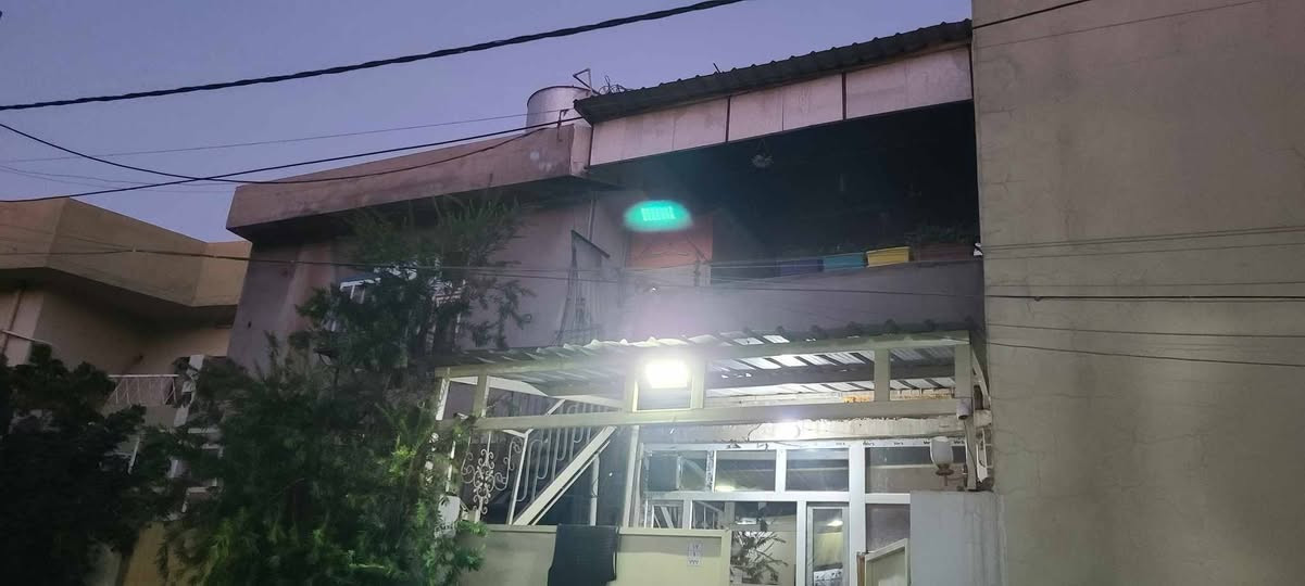 دار لبيع ١٤٠ متر طابقين مدخل خارجي وداخلي اب ساحت طيران قرب شركت كورك رقم ***********
