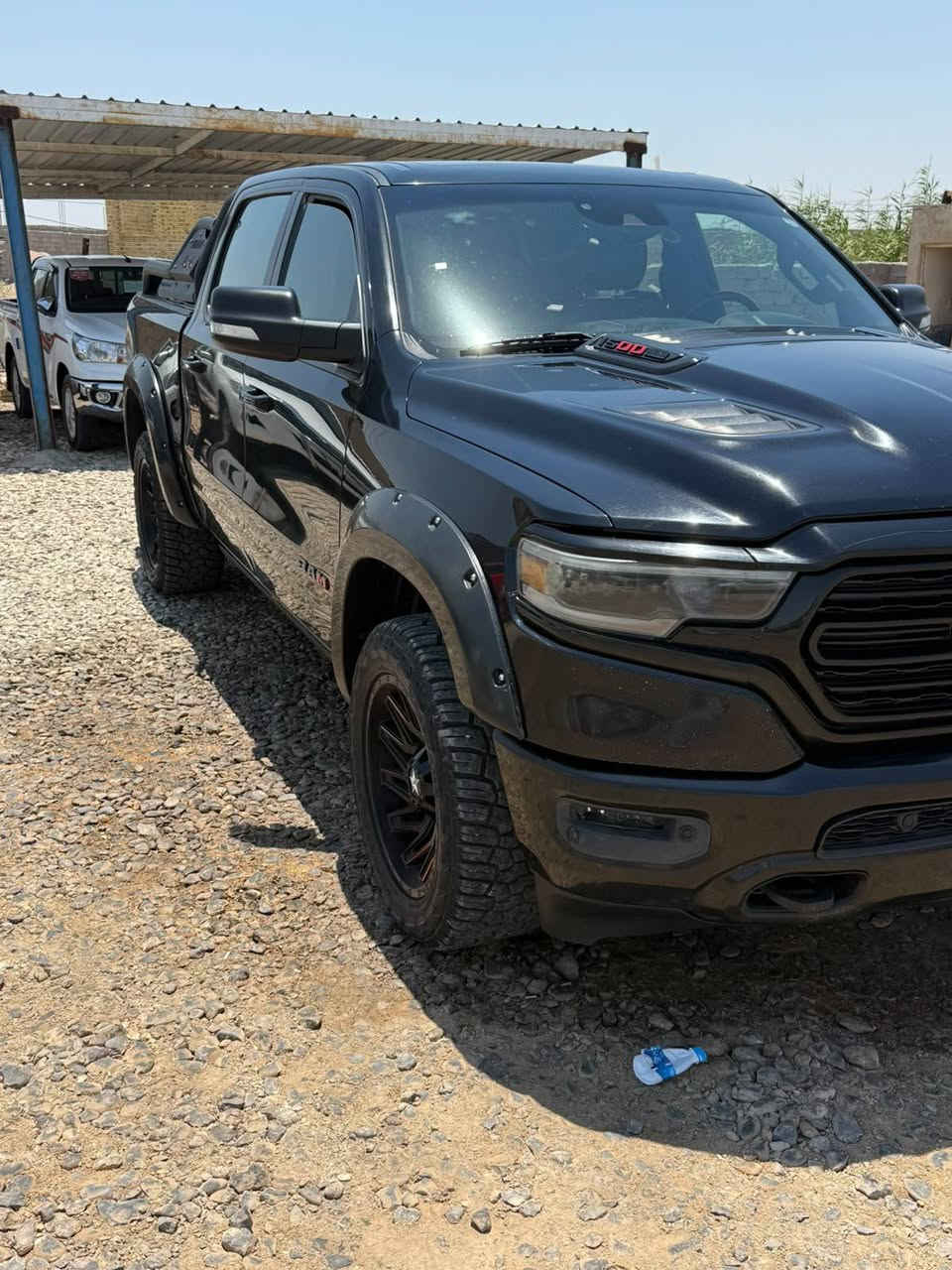 رام 1500 Limited موديل 2022، فوووول
ضررها جاملغ ايمن امامي بدون دواخل مبدل نفسه 
 من أفخم فئات رام، وتجمع بين القوة والفخامة. فيما يلي أبرز مواصفاتها:

المحرك والأداء

* محرك HEMI V8 سعة 5.7 لتر مع نظام eTorque (هايبرد خفيف).
* القوة: 395 حصان.
* عزم الدوران: 556 نيوتن.م (410 رطل-قدم).
* ناقل حركة أوتوماتيكي 8 سرعات.
* دفع خلفي أو رباعي حسب الفئة والتجهيز.
* قدرة سحب تصل إلى 11,470 رطلاً (حوالي 5,200 كغ).  

التجهيزات الخارجية

* مصابيح LED أمامية وخلفية.
   *   قياس 22 إنش تاير جبلي .
* نظام تعليق هوائي ( جكات ) قابل لتعديل الارتفاع.

المقصورة الداخلية

* مقاعد جلد فاخر مع تدفئة وتبريد للمقاعد الأمامية.
* تدفئة للمقاعد الخلفية.
* مقاعد كهربائية مع ذاكرة للسائق.
* فتحة سقف بانورامية. 
* إضاءة داخلية محيطية فاخرة.
* نظام صوت Harman Kardon. 

التكنولوجيا

* شاشة وسطية 12 بوصة Uconnect 5.
* شاشة عدادات رقمية.
* دعم Apple CarPlay وAndroid Auto.
* شاحن لاسلكي للهاتف.
* كاميرا خلفية .
* تشغيل السيارة عن بعد.

أنظمة السلامة

* مثبت سرعة متكيف.
* نظام المحافظة على المسار.
* مراقبة النقطة العمياء.
* التحذير من الاصطدام الأمامي مع الكبح التلقائي.
* حساسات أمامية وخلفية.

الأبعاد

* عدد المقاعد: 5.
* خزان الوقود: (حوالي 120 لتراً).
* تتوفر بصندوق قصير بدي طويل المرغوب. 
* دواسات كهربائية مكان السيارة قلعة سكر /ذي قار

حادثها خفيف موجودة الصور للاستفسار ***********
