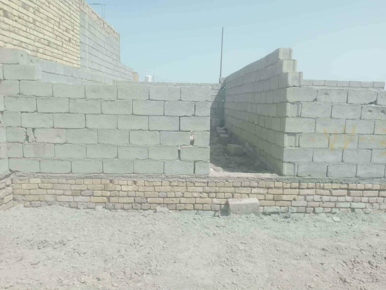 هيكل  بلوك كهربائي حي  جوادين    نزله ثانيه  مساحه 200   عله شارعين سعر 16 وبيه مجال ***********
